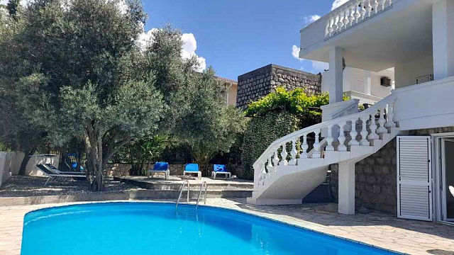 Sea view house with Swimming pool in Utjeha — photo 28